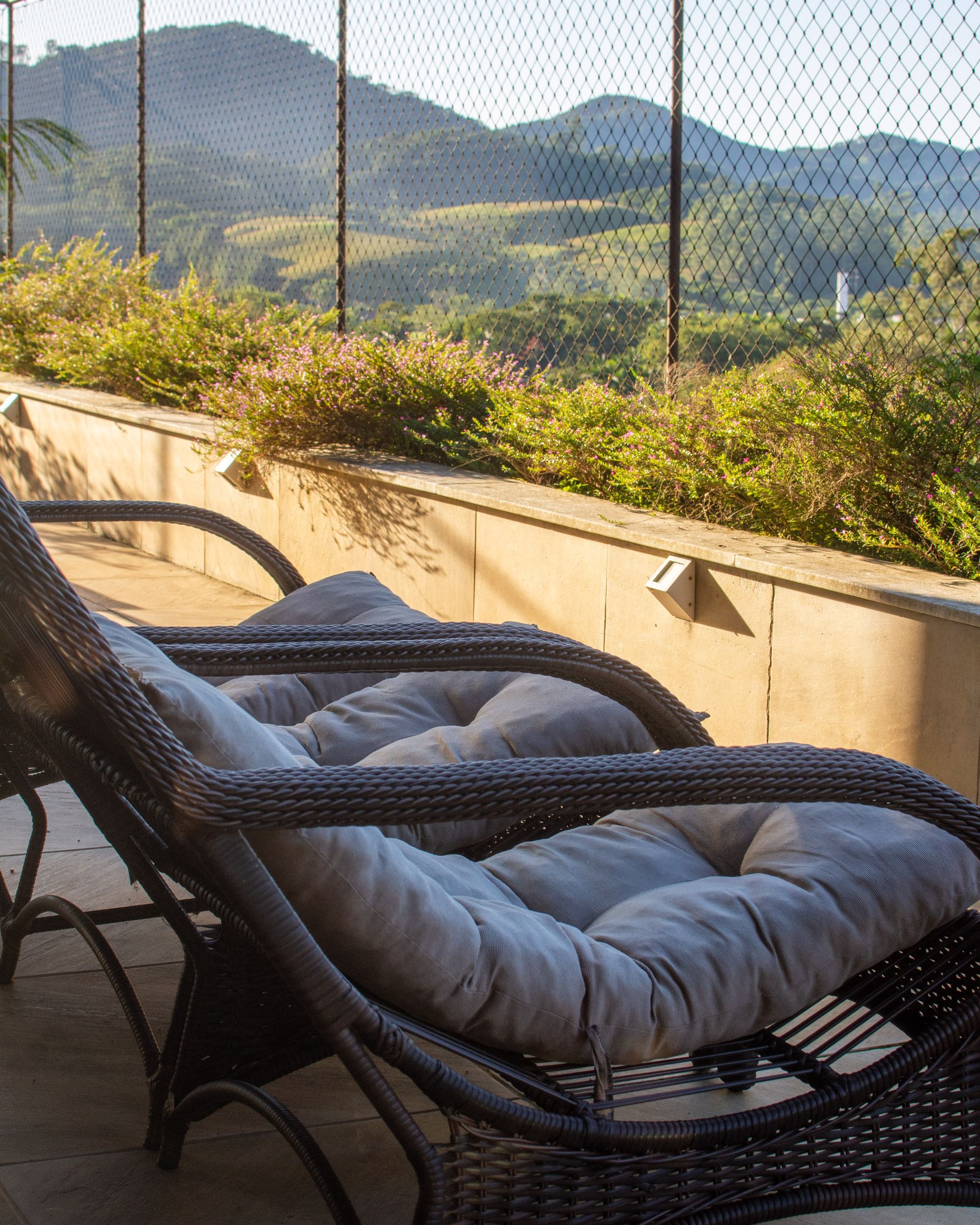 O deck panorâmico da Pousada Casa Branca com vista para a serra